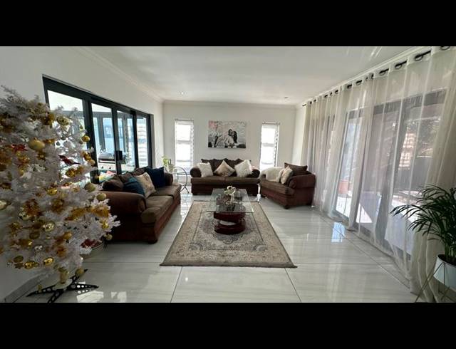 6 BEDROOM HOUSE FOR SALE IN BLUE VALLEY GOLF ESTATE